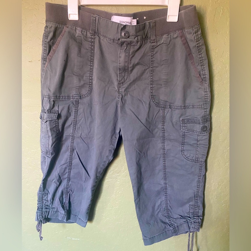 i’m selling these green Capris
